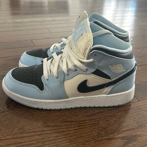 Blue Jordan’s women’s size 7